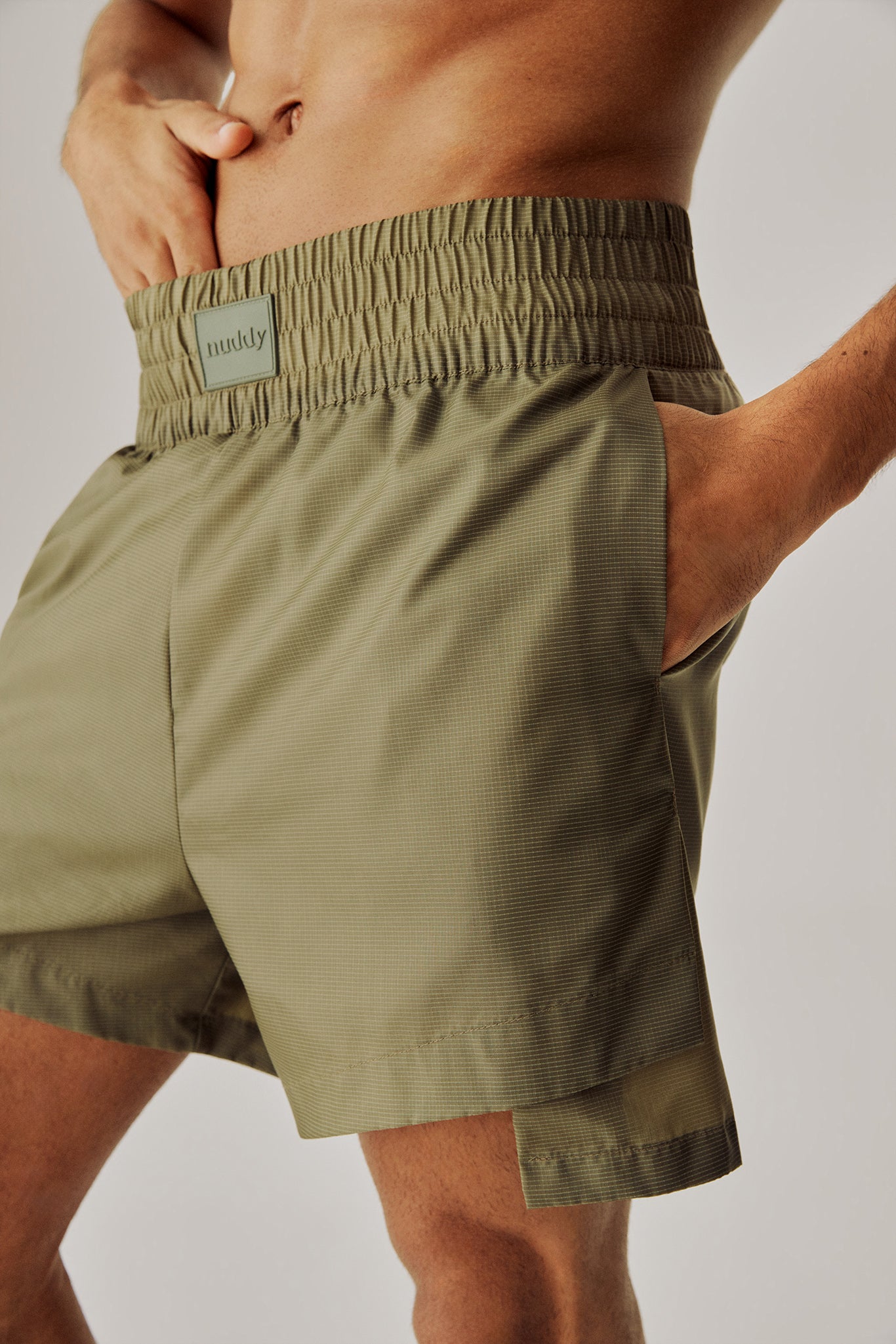 Shorts ultraleve azeitona